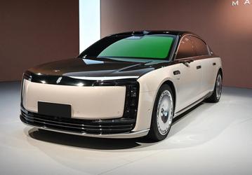 В России уже предлагают топовую замену Mercedes-Maybach S-Class мощностью 863 л.с. с крошечным радиусом разворота, которая пока не продаётся даже в Китае. Сколько просят за Maextro S800